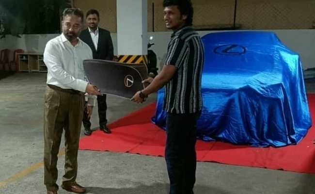 Kamal gifts car to 'Vikram' director Lokesh